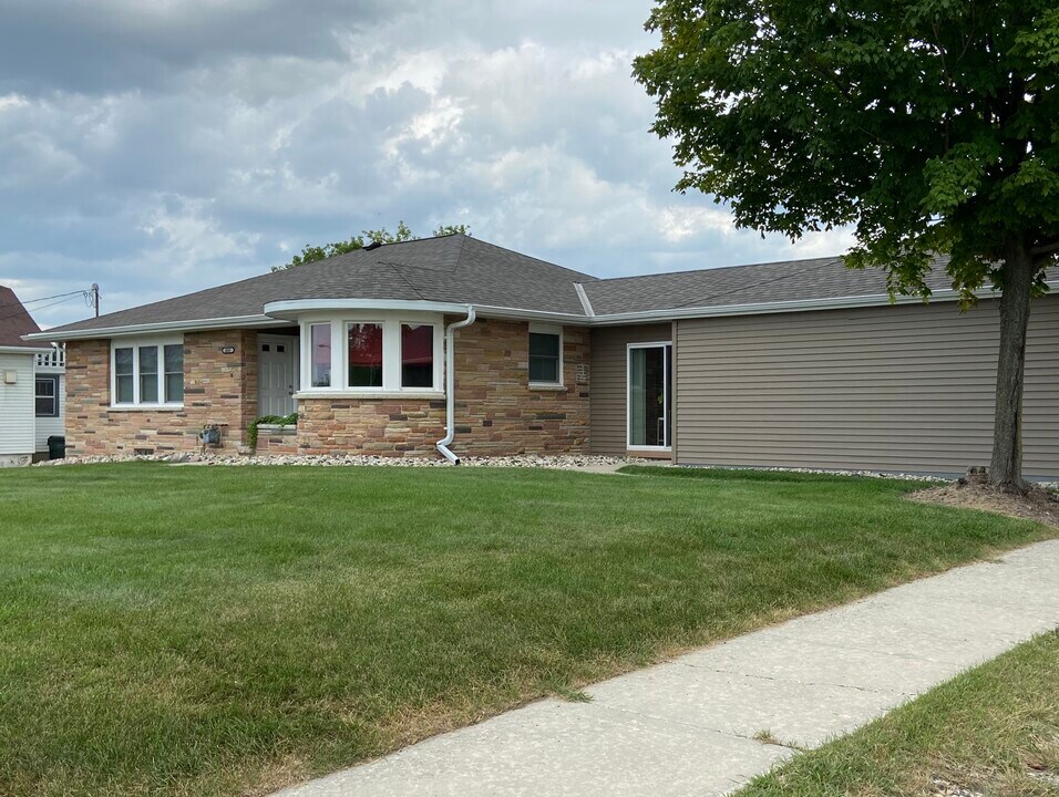 2037 S Main St in West Bend, WI - Building Photo