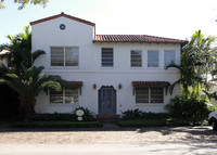 526 Catalonia Ave in Miami, FL - Foto de edificio - Building Photo