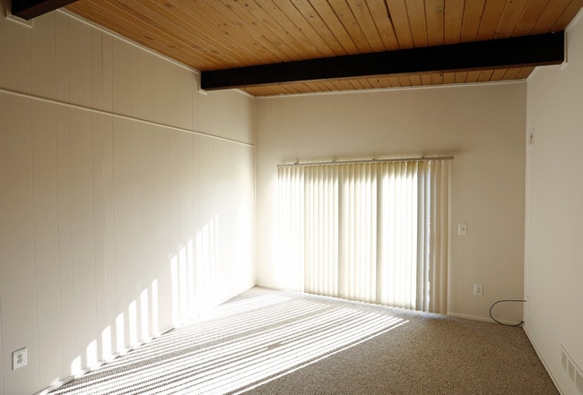 Westland Capri in Westland, MI - Foto de edificio - Interior Photo