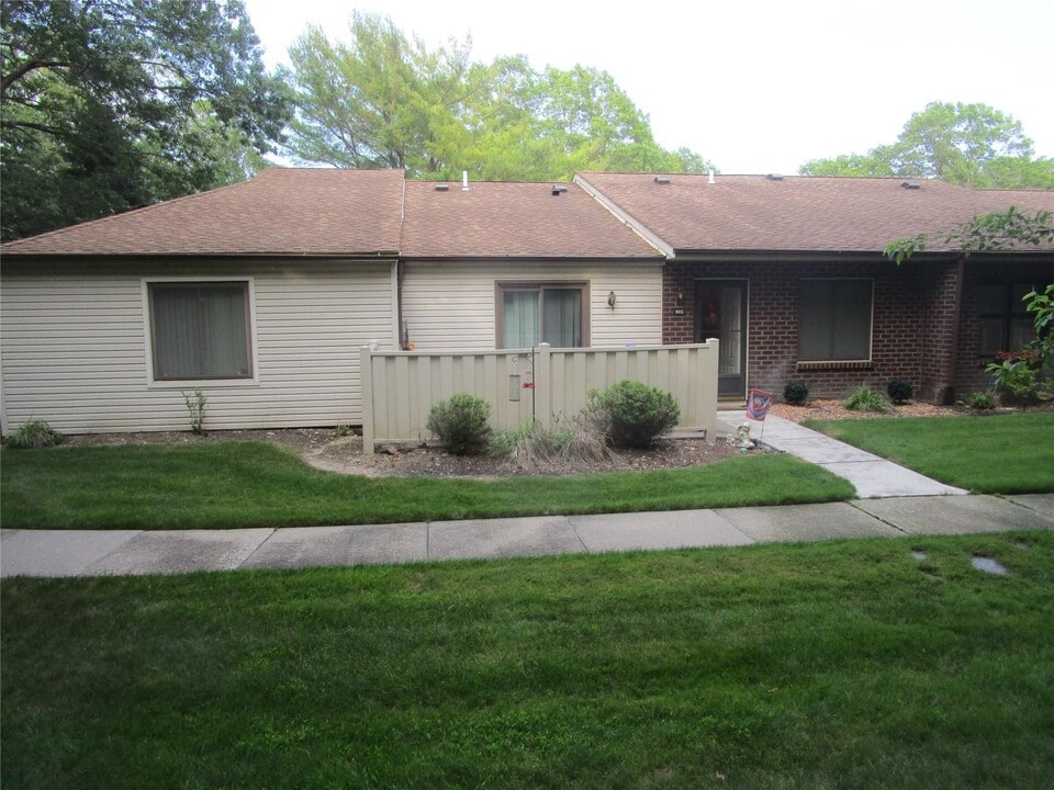952 Skyline Dr in Coram, NY - Foto de edificio