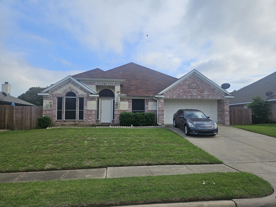 1211 Gaines Mills Rd in Grand Prairie, TX - Building Photo