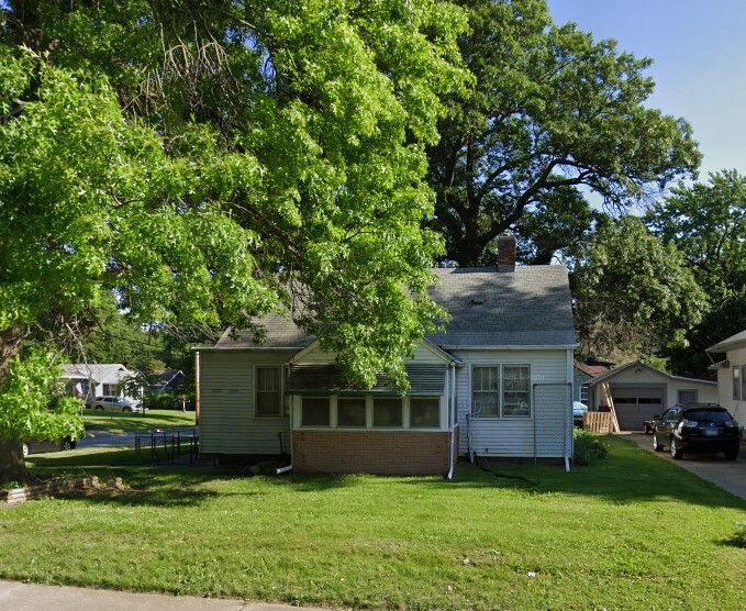 3323 Hickman Rd in Des Moines, IA - Building Photo