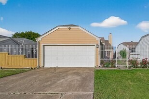 11866 Plumbrook Dr in Houston, TX - Building Photo