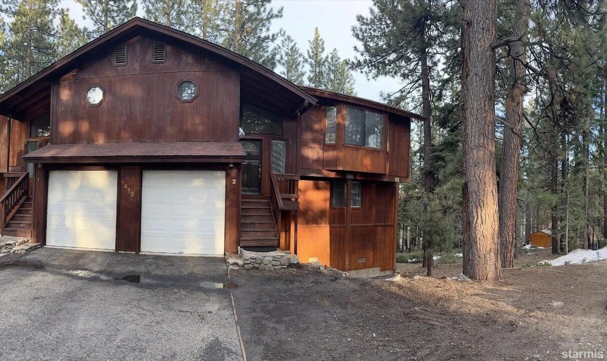 1413 Bonanza Ave in South Lake Tahoe, CA - Foto de edificio