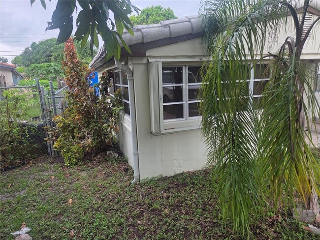 1787 NE 173rd St in North Miami Beach, FL - Foto de edificio - Building Photo