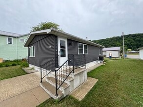 526 S 4th St in Guttenberg, IA - Building Photo - Building Photo