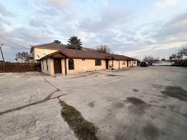 3105 Market St in Laredo, TX - Building Photo - Building Photo