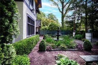 8 Old Park Rd in Tuxedo Park, NY - Foto de edificio - Building Photo