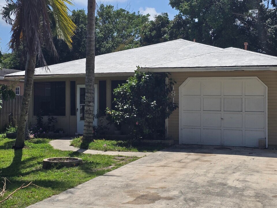 1811 Edgevale Rd in Fort Pierce, FL - Building Photo