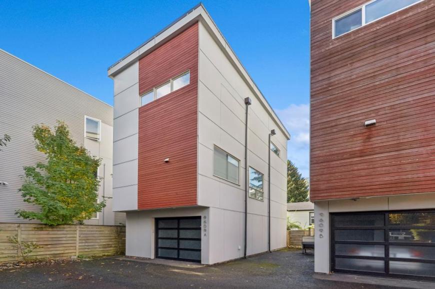 9609 Roosevelt Way NE in Seattle, WA - Building Photo