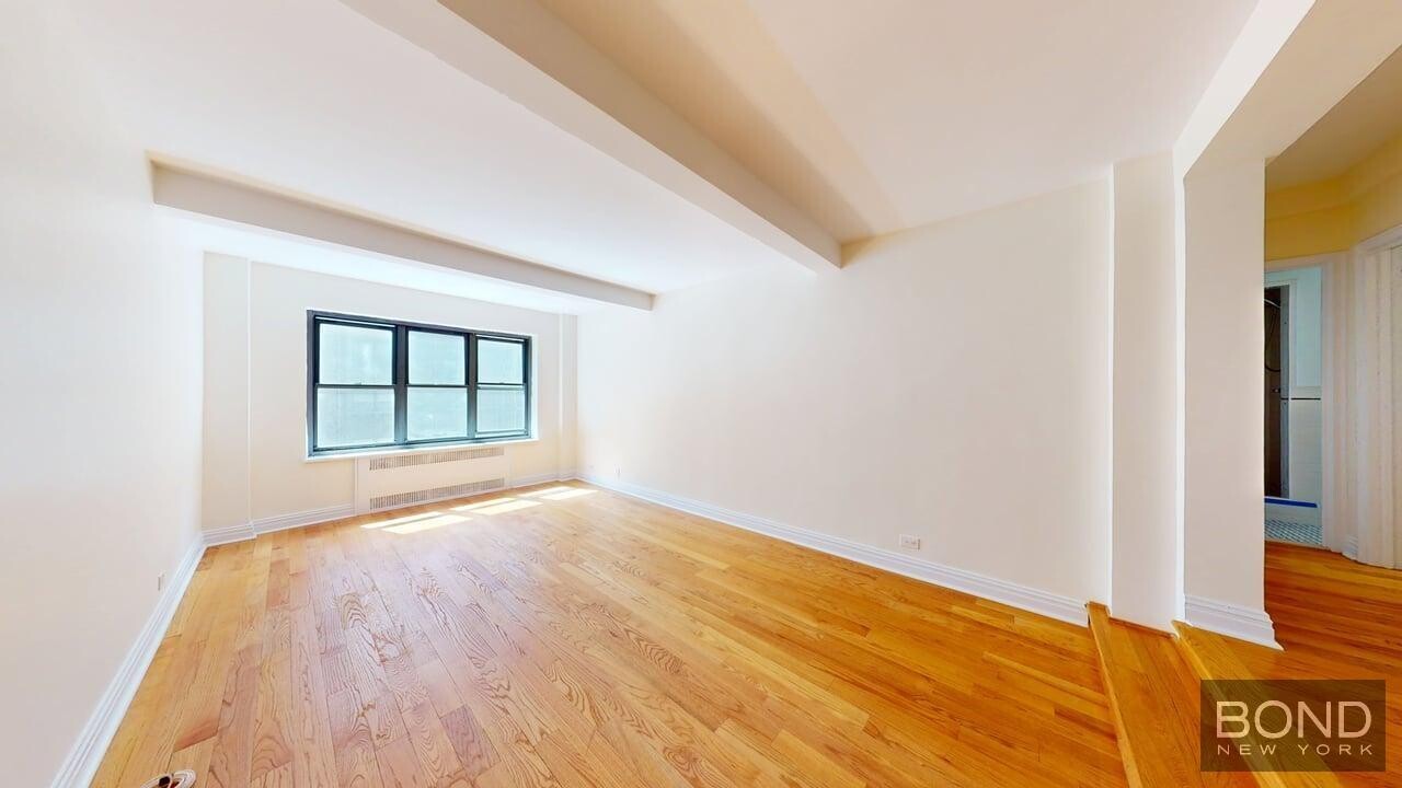 141 E 56th St in New York, NY - Building Photo