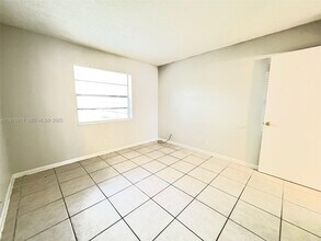 4022 Lakeside Dr in Tamarac, FL - Building Photo - Building Photo