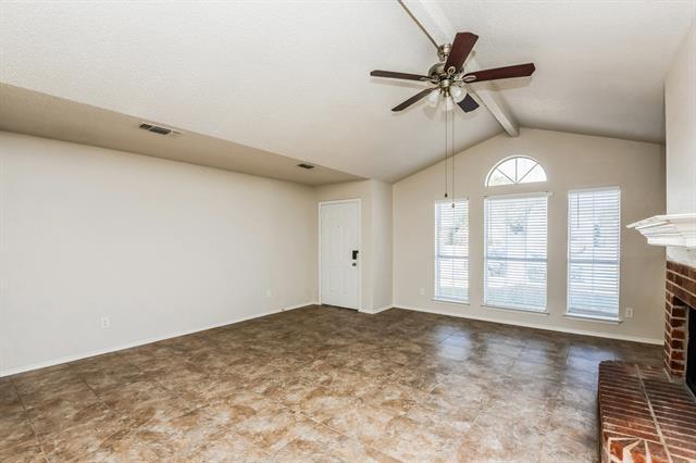 1359 Lincolnshire Way in Fort Worth, TX - Foto de edificio - Building Photo