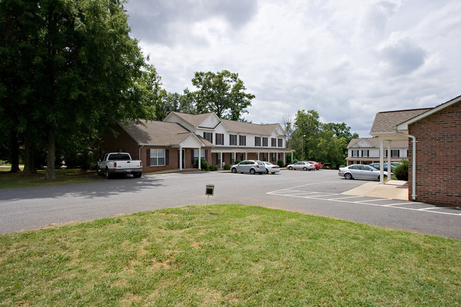 The Oaks in Hickory, NC - Building Photo - Building Photo