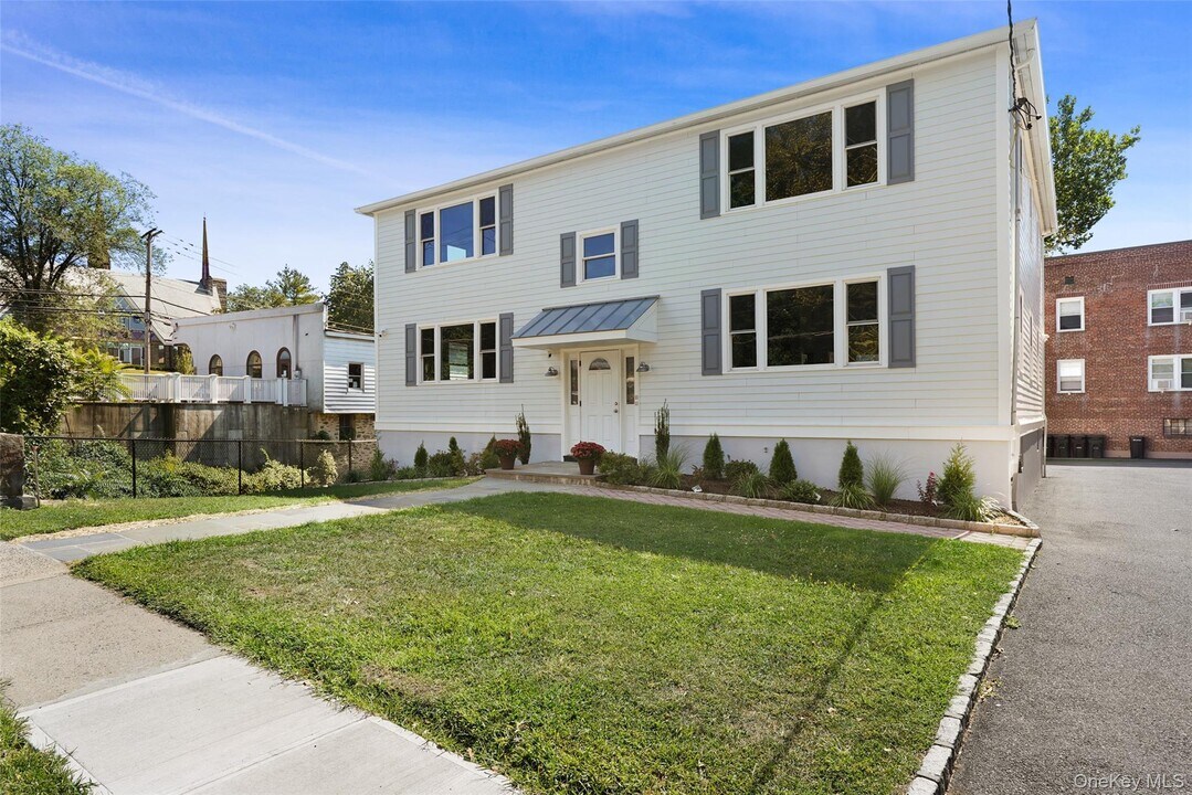 11 Orchard Ave in Rye, NY - Building Photo