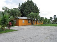 4452 Stevens Rd in Lake Worth, FL - Foto de edificio - Building Photo