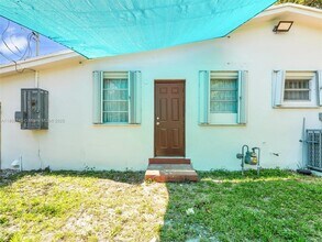 5517 NW 1st Pl in Miami, FL - Foto de edificio - Building Photo