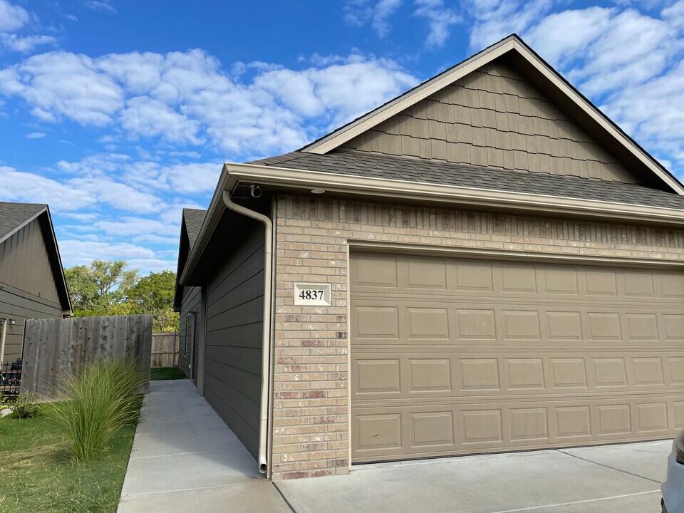 4833 N Hillside Ct in Wichita, KS - Building Photo