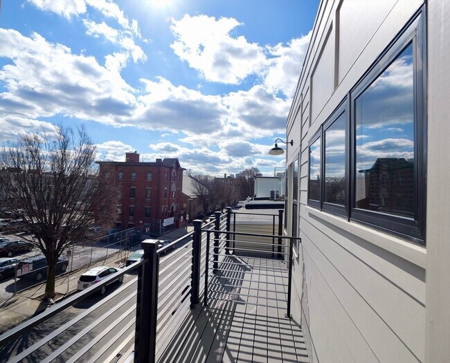 182 Bennington St, Unit #1 in Boston, MA - Building Photo - Building Photo