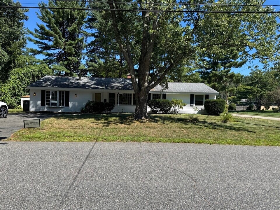 2 Catherine Rd in Framingham, MA - Building Photo