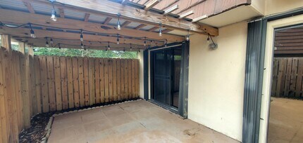 704 7th Ln in Palm Beach Gardens, FL - Building Photo - Building Photo