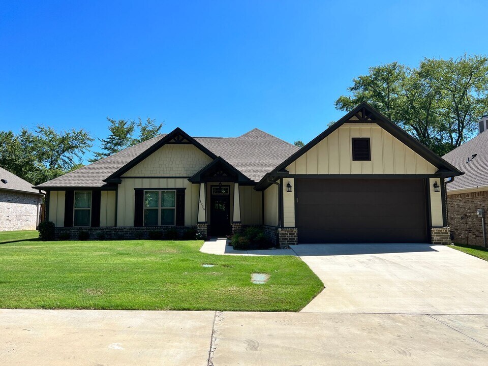 3935 Old Omen Rd in Tyler, TX - Building Photo