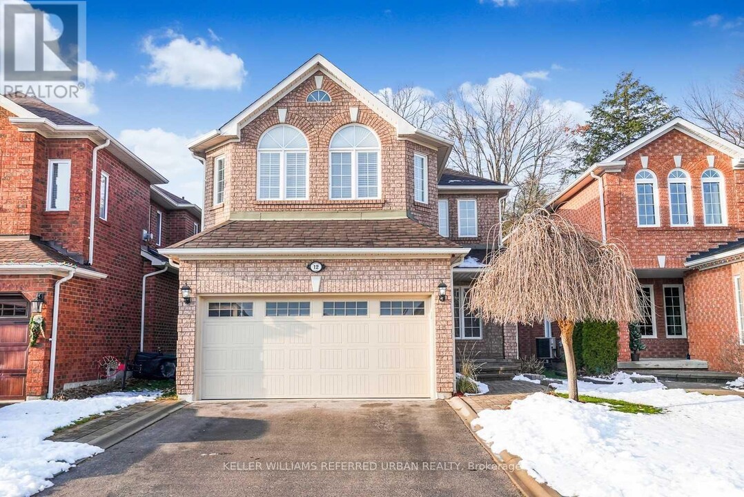 12 Berkshire Ct in Whitby, ON - Building Photo