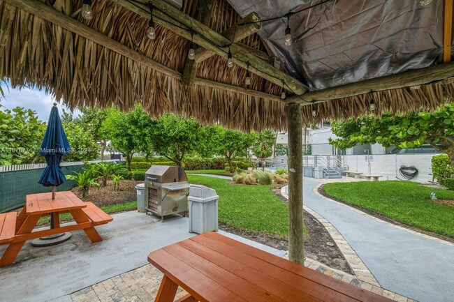 6423 Collins Ave, Unit 302 in Miami, FL - Building Photo - Building Photo