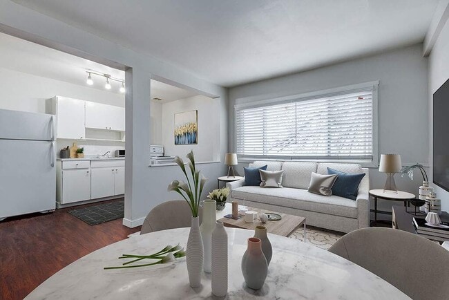 Casablanca & Casanova Apartments in Saskatoon, SK - Building Photo - Building Photo