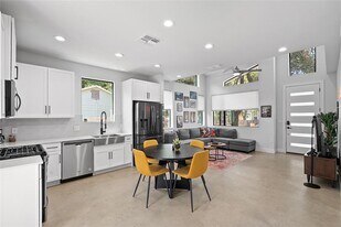 2715 E 3rd St in Austin, TX - Building Photo