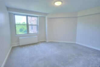 300 E Overlook in Port Washington, NY - Building Photo - Building Photo