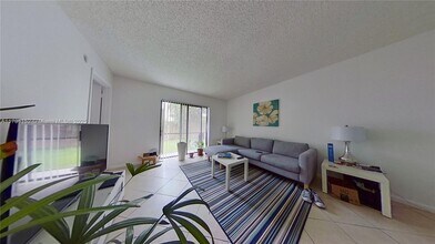 21904 Lake Forest Cir in Boca Raton, FL - Building Photo - Building Photo
