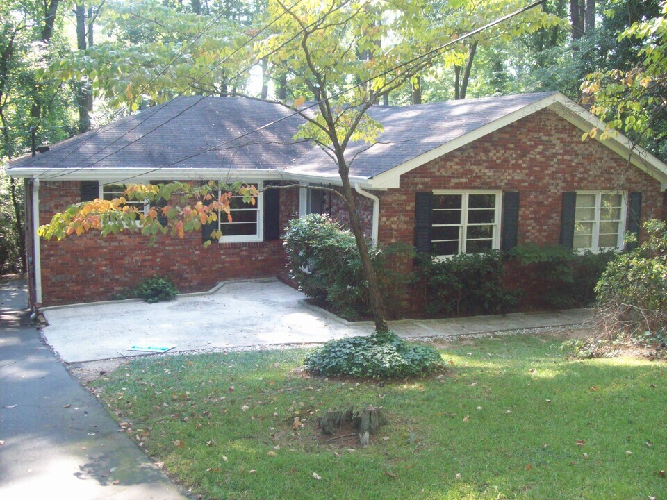 1062 Lynmoor Dr NE in Brookhaven, GA - Building Photo