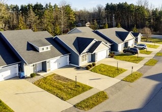 Perry Creek Townhomes - Midland, MI in Midland, MI - Foto de edificio - Building Photo