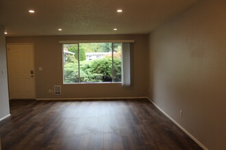 20027 24th Ave NE in Shoreline, WA - Building Photo - Building Photo