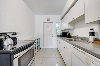 9850 E Bay Harbor Dr in Bay Harbor Islands, FL - Building Photo - Building Photo