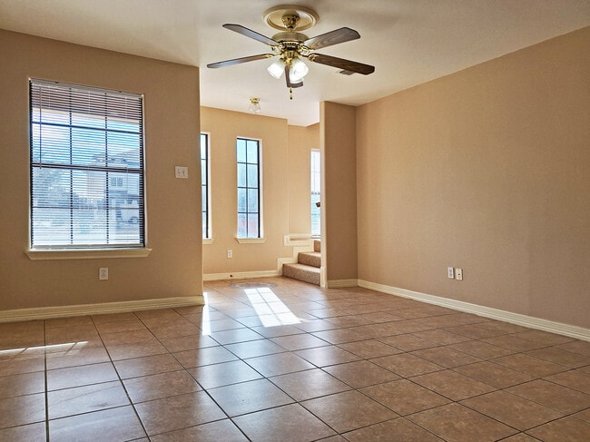 1402 W Kiwi Ave, Unit 3 in Pharr, TX - Building Photo - Building Photo