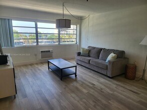 220 Kings Point Dr in Sunny Isles Beach, FL - Building Photo - Building Photo