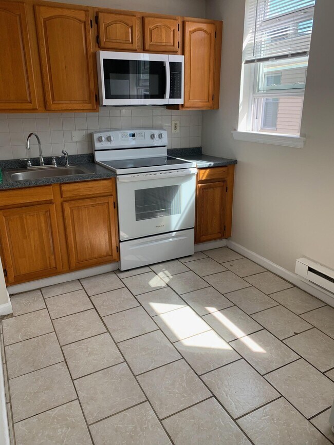 2213 S 15th St, Unit 2nd floor rear in Philadelphia, PA - Foto de edificio - Building Photo