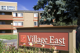 Village East Apartments in Colorado Springs, CO - Foto de edificio - Building Photo