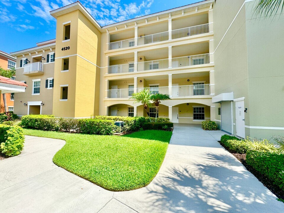 4520 Botanical Pl Cir in Naples, FL - Building Photo