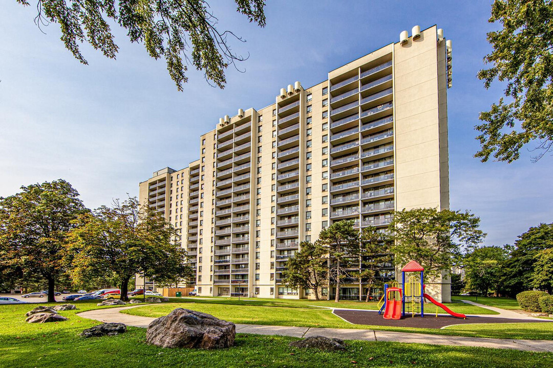 Laurel Grove in Toronto, ON - Building Photo