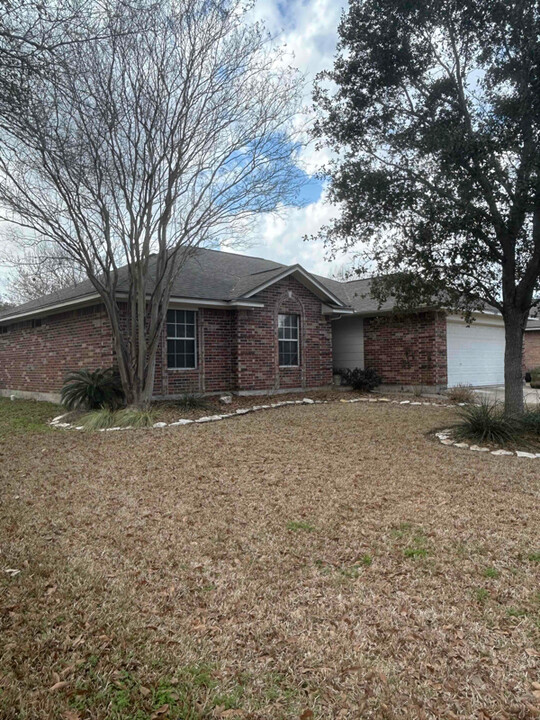 301 Bridle Ln in Victoria, TX - Building Photo