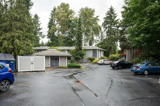 Villa Marina in Redmond, WA - Foto de edificio - Building Photo