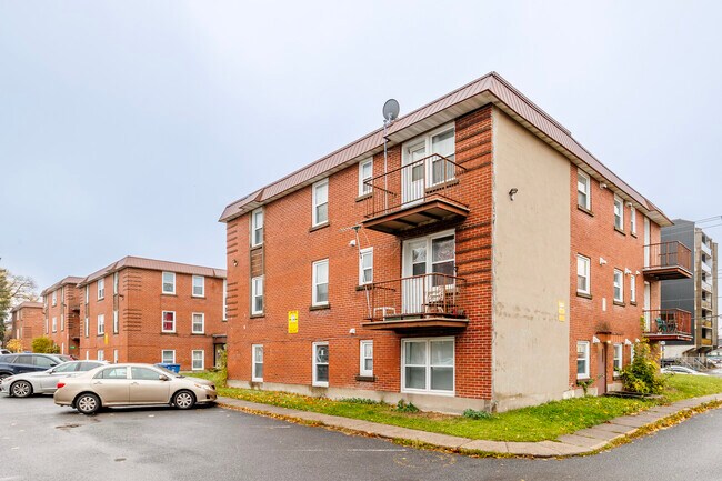 6717 De La Côte-Saint-Luc Ch in Cote-St-Luc, QC - Building Photo - Building Photo