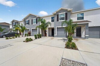 5068 Captain Davis Dr in Wimauma, FL - Building Photo - Building Photo