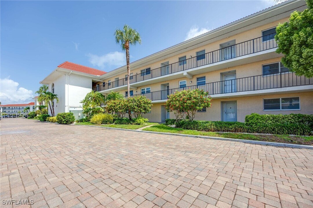 45 High Point Cir S in Naples, FL - Building Photo