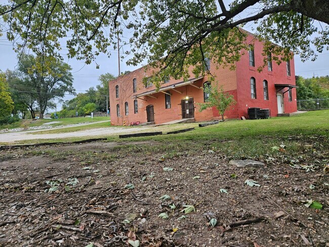 1303 W College St in Springfield, MO - Building Photo - Building Photo