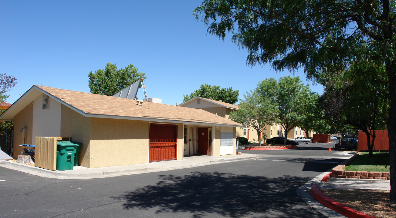 Montgomery Manor in Albuquerque, NM - Building Photo