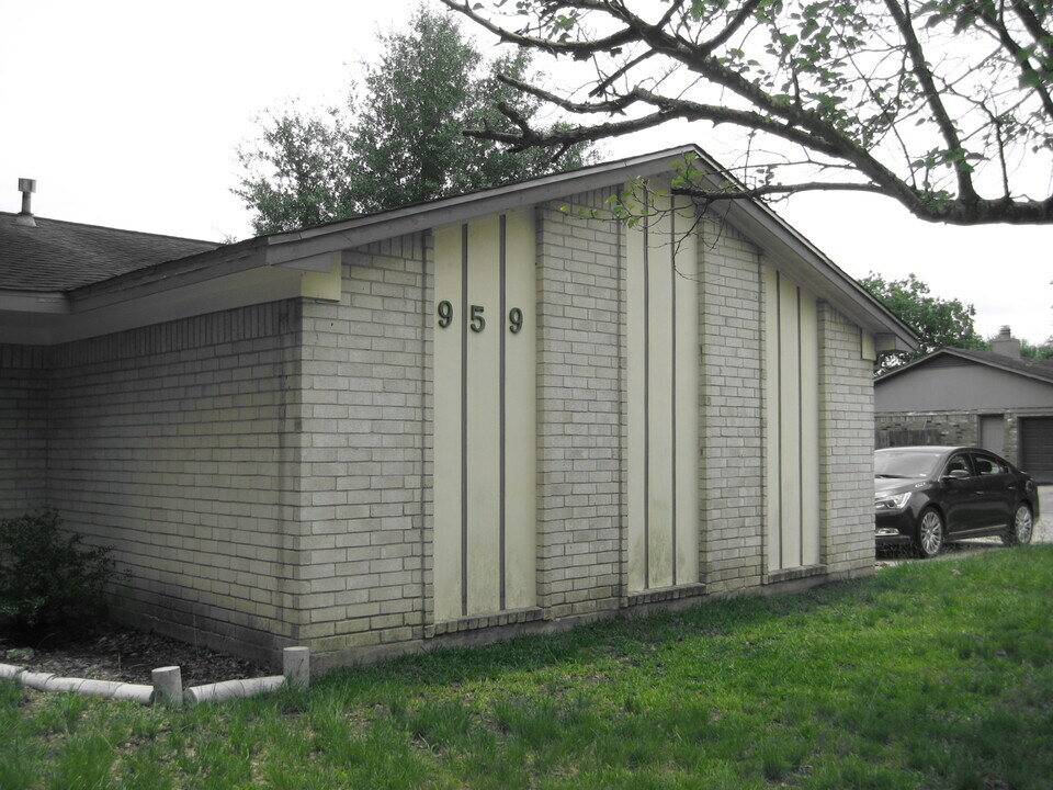 959 W Nelda Rd in Houston, TX - Building Photo